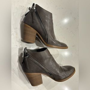 Lexi & Abbie Clara Double Zipper Brown Ankle Bootie Boots, Size 7